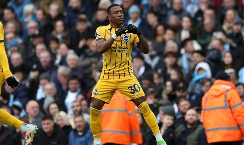 AC米兰少一人硬刚，4连胜登顶意甲榜首！最血性比赛震撼全场！