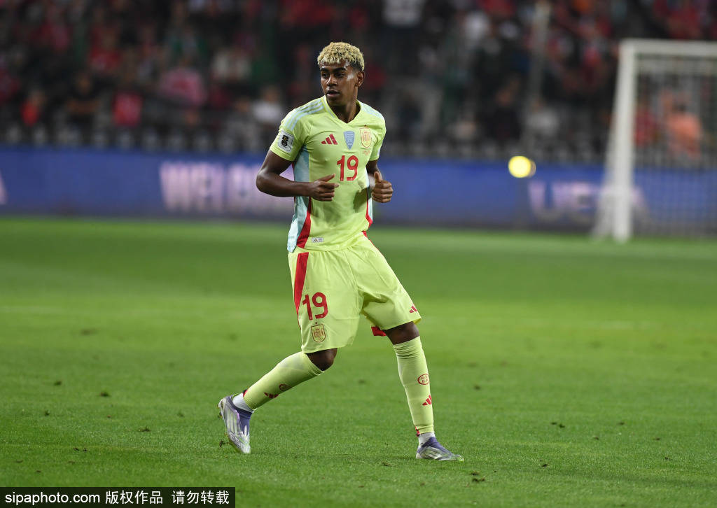 巴萨与巴黎圣日耳曼：欧冠巅峰对决，谁能笑到最后？